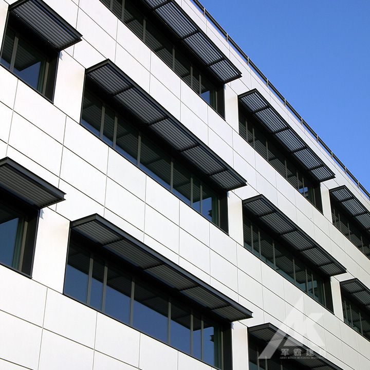 Vad är gardinvägg av aluminiumfaner?