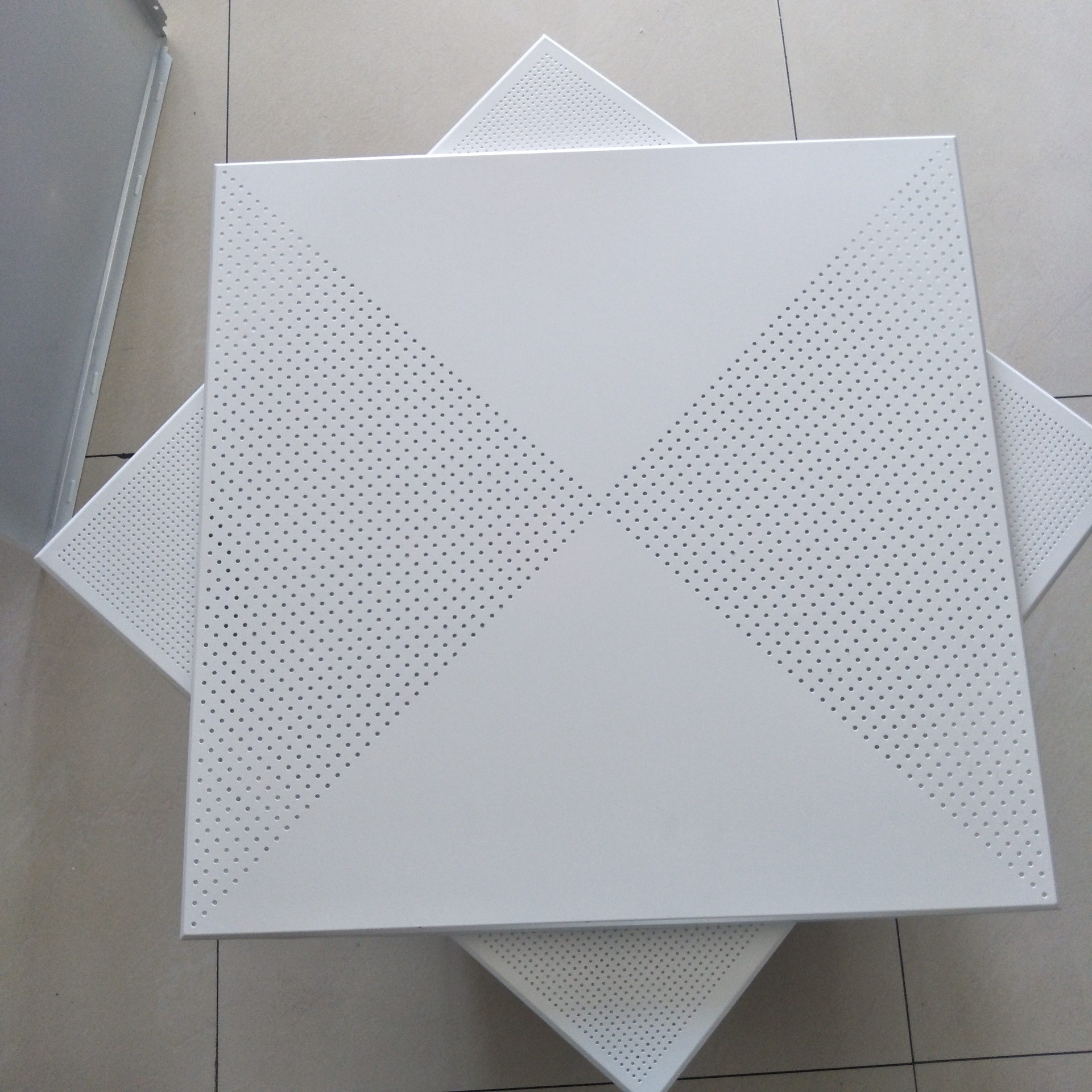 Aluminiumknapppanel vs aluminiumkompositpanel